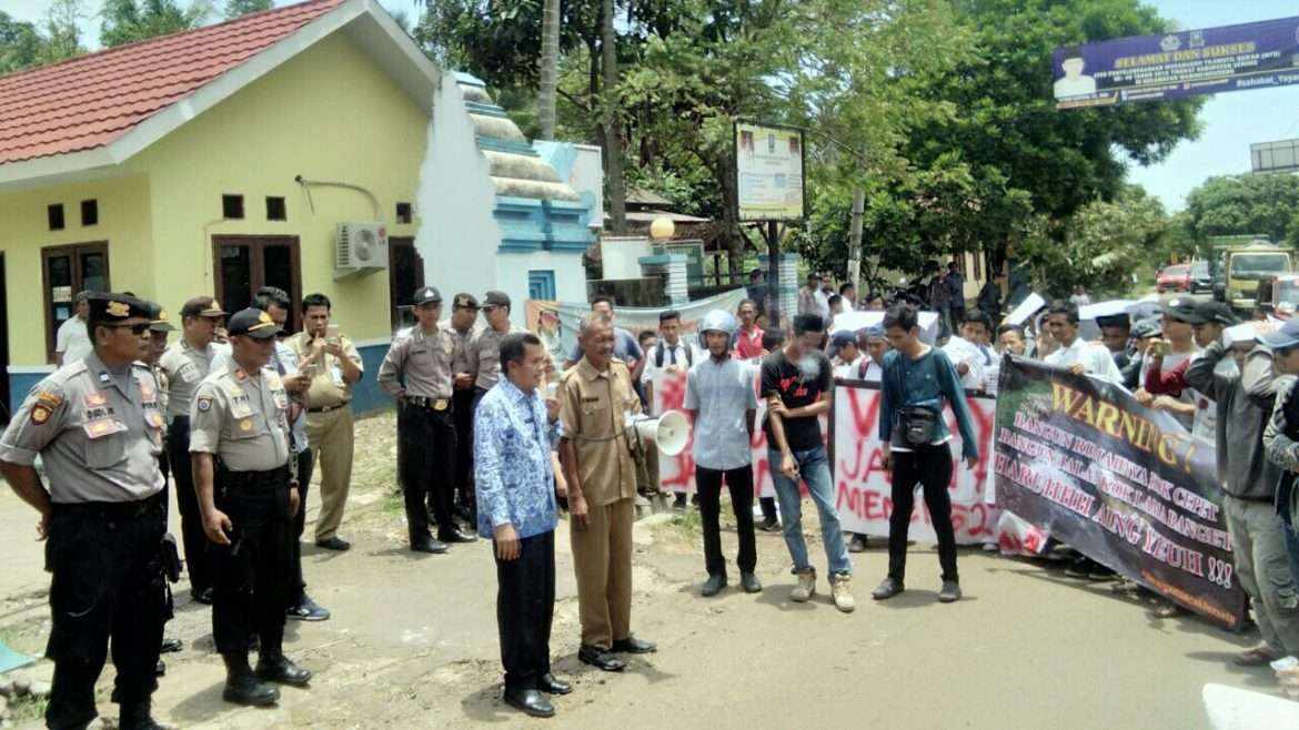 Tak Kunjung Diperbaiki Warga Mancak Geruduk Kantor Kecamatan Infodesaku