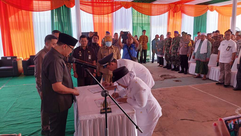 Lantik Kades PAW Sirnagalih Dan Cipambuan Plt Bupati Bogor Minta