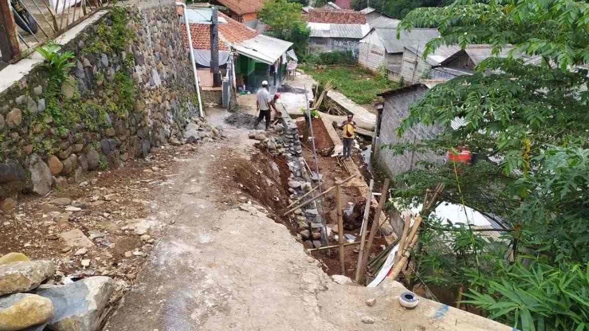 Antisipasi Longsor Susulan Pemdes Pasir Jambu Bangun Turap Infodesaku