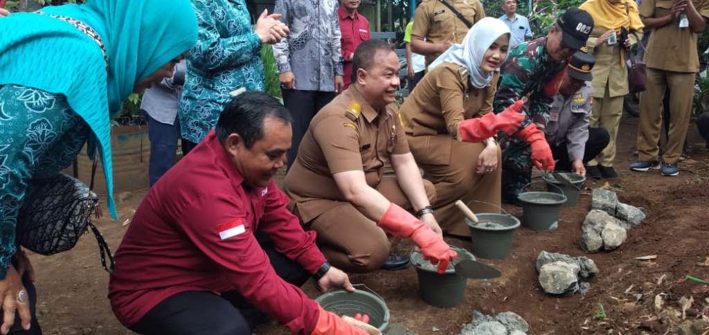 Antisipasi Longsor Pemdes Cikeas Bangun Tembok Penahan Tanah Melalui